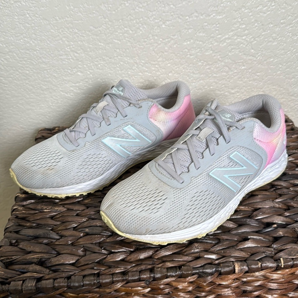 New Balance Women's Size 6 Athletic Shoes Grey Pink Fresh Foam‎